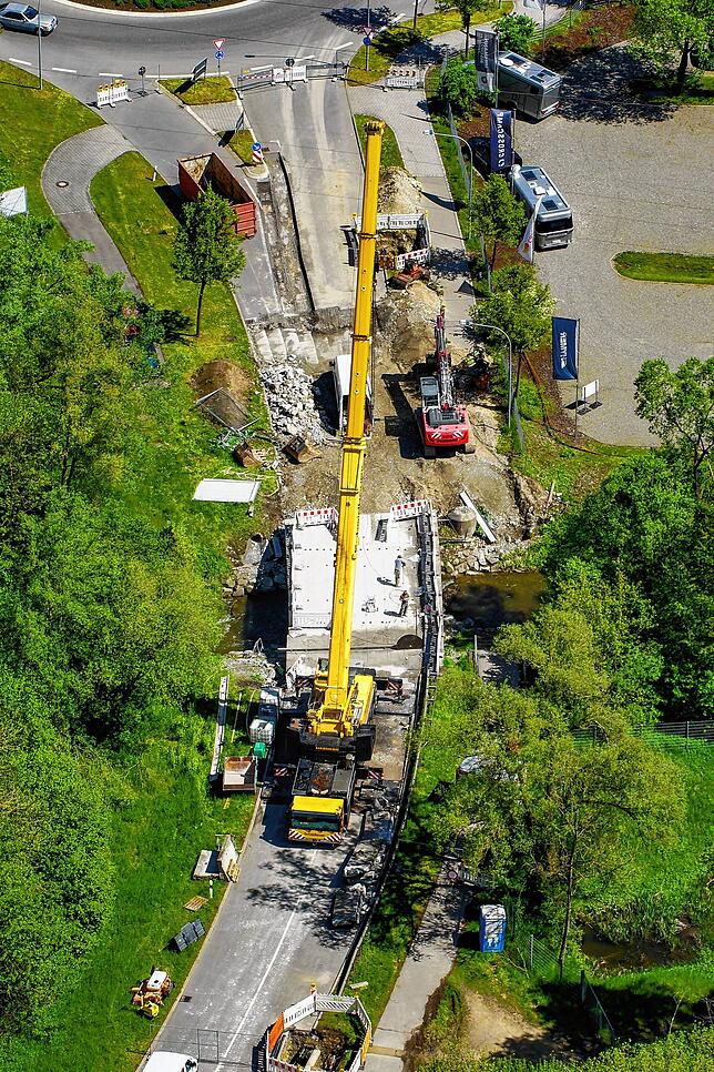 Im Lauf der zweiten Baustellenwoche lief bereits das Aufstellen des Autokrans.