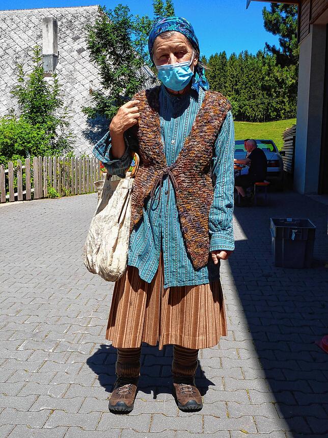 Winterlich angezogen bei 32 Grad im Juli 2020: Lisbeth Felder als Lioba mit dicken Strümpfen und Weste – und Maske natürlich.