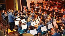 Der neue Dirigent Rolf Aigner leitet das aktive Orchester beim großen Jahreskonzert des Musikvereins Herdwangen am Samstagabend in der ...