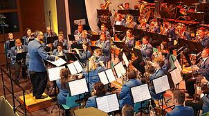 Der neue Dirigent Rolf Aigner leitet das aktive Orchester beim großen Jahreskonzert des Musikvereins Herdwangen am Samstagabend in der ...