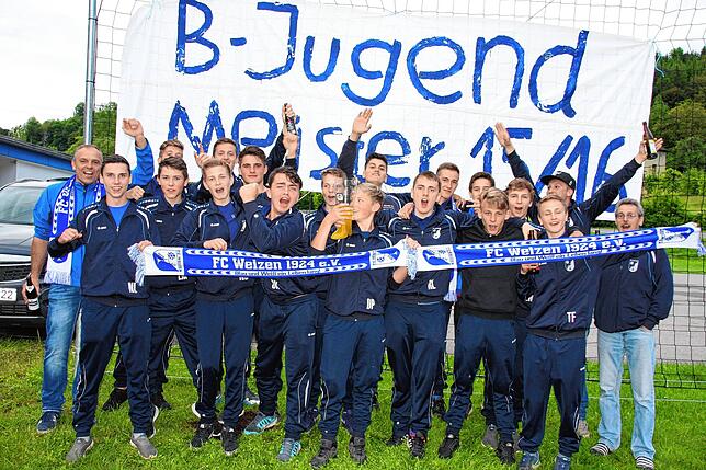 Meisterjubel: Mit den B-Junioren des FC Weizen feierte Sylvio Kech (vorn, Vierter von links) im Sommer 2016 – unter den Trainern ...