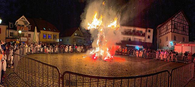 Bild 24: Weiße Narren ziehen durch Stockach: Die schönsten Bilder vom Hemedglonkerumzug und der Verbrennung