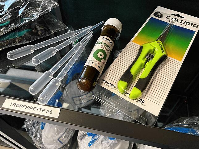 Die angebotenen Tropfpipetten zeigen: Beim Cannabis-Anbau ist auch bei der Anwendung von Dünger (im Röhrchen) Präzision gefragt. Das ...