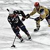 Der Schwenninger Brett Ritchie (rechts) im Duell mit Mannheims Jordan Szwarz. Die Wild Wings haben gestern Abend geführt, aber am Ende ...