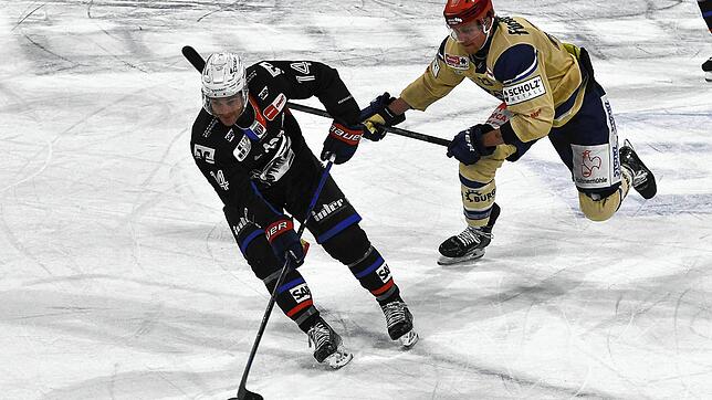 Der Schwenninger Brett Ritchie (rechts) im Duell mit Mannheims Jordan Szwarz. Die Wild Wings haben gestern Abend geführt, aber am Ende ...