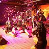 Bunter Abend: Das Damenballett lässt es beim Schlussbild krachen.