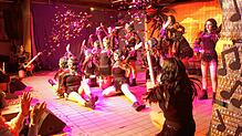 Bunter Abend: Das Damenballett lässt es beim Schlussbild krachen.