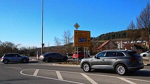 Espasingen liegt am Schnittpunkt mehrerer Verkehrsachsen. Täglich passieren viele Autos und Lastwagen den Ort. Da kann es schon mal eng ...