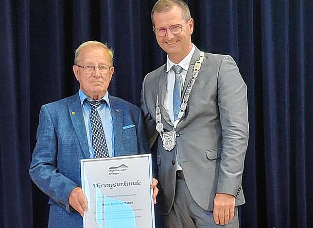 Der Geehrte Manfred Keller mit Bürgermeister Patrick Stärk.