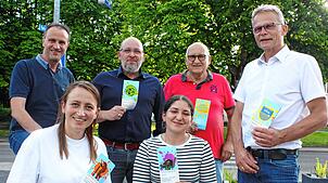 Sie machen auf das Hochemminger Ferienprogramm aufmerksam: von links Ortsvorsteher Helmut Bertsche, Carina Reichmann (Narrenzunft), ...