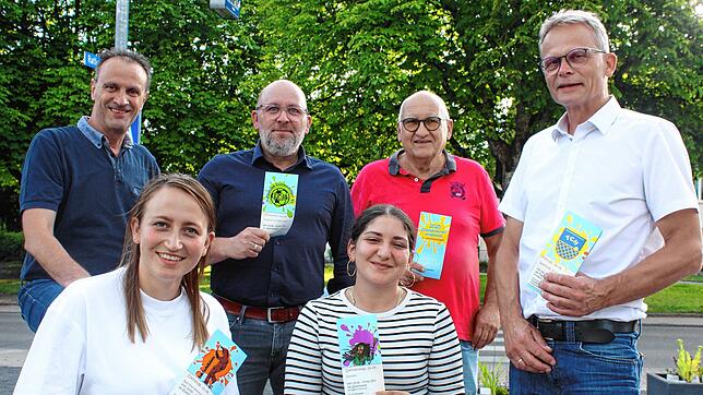 Sie machen auf das Hochemminger Ferienprogramm aufmerksam: von links Ortsvorsteher Helmut Bertsche, Carina Reichmann (Narrenzunft), ...