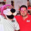 Glücksbringer: &bdquo;Pate&ldquo; Daniel Steinsiek und Fabs, das neue Maskottchen des SV Jestetten, krönten die Gala zum 100. Geburtstag ...