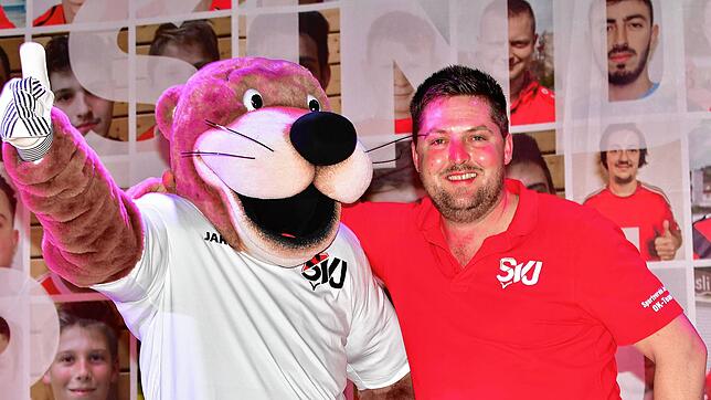 Glücksbringer: &bdquo;Pate&ldquo; Daniel Steinsiek und Fabs, das neue Maskottchen des SV Jestetten, krönten die Gala zum 100. Geburtstag ...