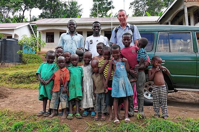 Im Dorf herrscht große Freude über den auswärtigen Besuch. Bilder: step uganda
