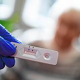 Eine Altenpflegerin hält im Seniorenheim Pauline-Krone-Heim der Altenhilfe Tübingen einen Antigen-Corona-Schnelltest in der Hand. Im ...