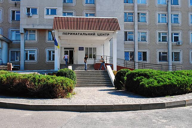 Perinatalzentrum steht in kyrillischen Buchstaben am Eingang des Krankenhauses in Iwano-Frankiwsk. Hier werden Früh- und Neugeborene ...