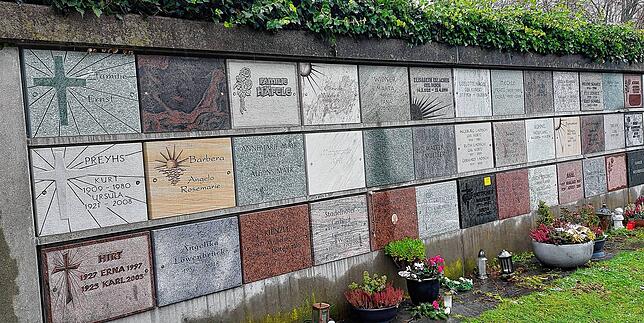 Solche Urnennischen, auch Kolumbarien genannt, sind in Konstanz sehr beliebt. Die moderneren Steinplatten sind in Pastelltönen gehalten.