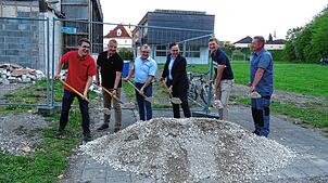 Förmlicher Start zu Sanierung und Umbau der Kirchtalhalle Kirchen-Hausen mit einem offiziellen Spatenstich (von links): Marcel Elsäßer ...
