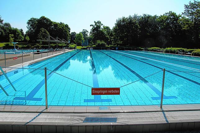 Freibad Lauchringen im Juli 2024 um das Badevergnügen kümmern sich Wolfgang Kromer und sein Auszubildender.