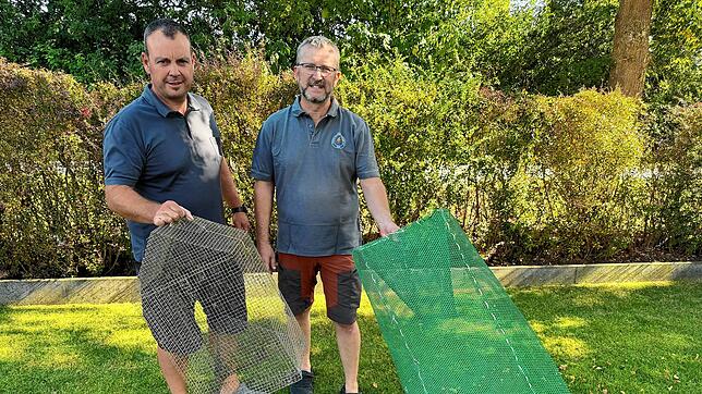Michael Birk (links), Vorsitzender der Fischereivereinigung Hüfingen und Alexander Rouff, Fischereiaufseher, zeigen sichergestellte ...