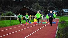 Die Jugend des Turnvereins Schwörstadt testet schon einmal die neue Laufbahn beim Sportplatz. Bild: Alexandra Günzschel