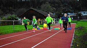 Die Jugend des Turnvereins Schwörstadt testet schon einmal die neue Laufbahn beim Sportplatz. Bild: Alexandra Günzschel