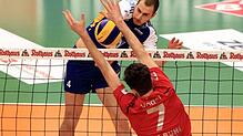 Valentin Bratoev (beim Angriff) spielte eins beim VfB Friedrichshafen. Heute ist der Bulgare in Burgas Gegner beim Hinspiel um den ...
