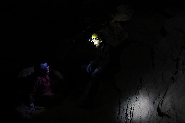Die Ablenkung hilft: Nach der ersten Angstattacke erzählt Lothar Dietrich (links) von der Entstehung der Höhle, von den Grabungen, die ...