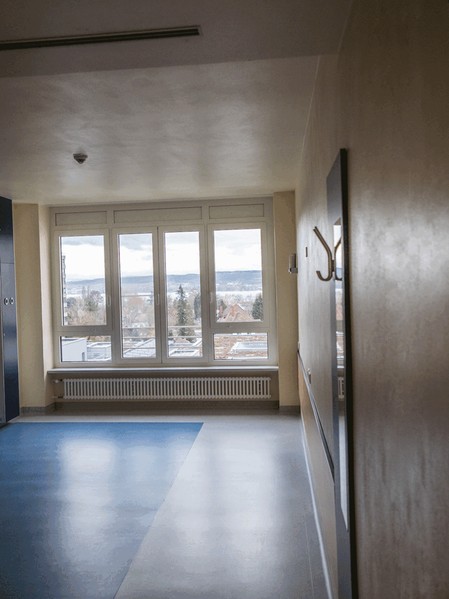 Bild 1: Blick auf Ebene G: So sah es am Konstanzer Klinikum kurz nach nach dem tödlichen Brand aus &ndash; und so heute