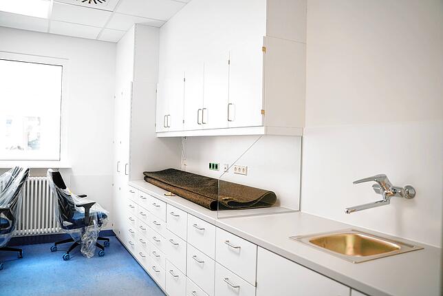 Ob Medikamente vorbereiten oder zwischendurch die Hände waschen &ndash; auch in diesem Zimmer herrscht schon bald reger Betrieb.