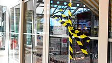 Eine der beschädigten Scheiben an der Vorderseite des Eiscafés Cristallo in St. Georgen.