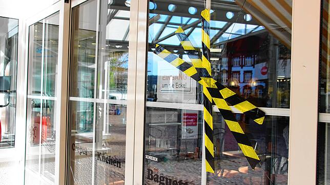 Eine der beschädigten Scheiben an der Vorderseite des Eiscafés Cristallo in St. Georgen.