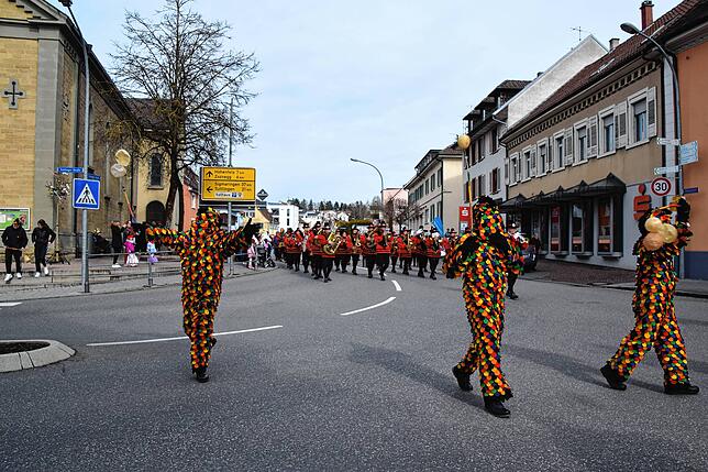 Bild 22: Bilder vom Narrenbaum-Umzug in Stockach mit Schaulustigen