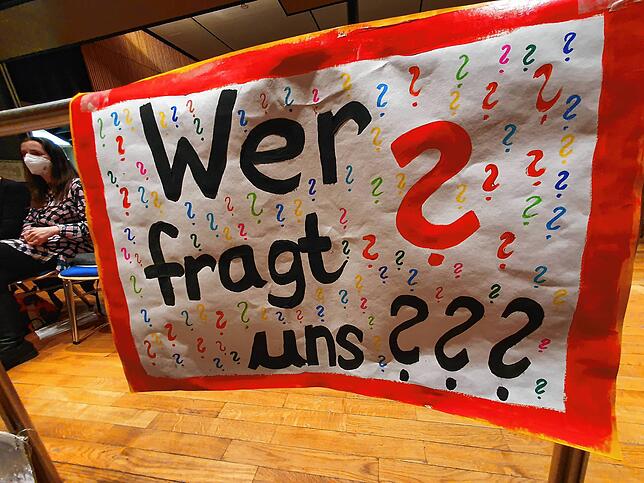 Was meinen die Eltern? Ein Plakat mit einem stummen Vorwurf an die Stadtverwaltung.