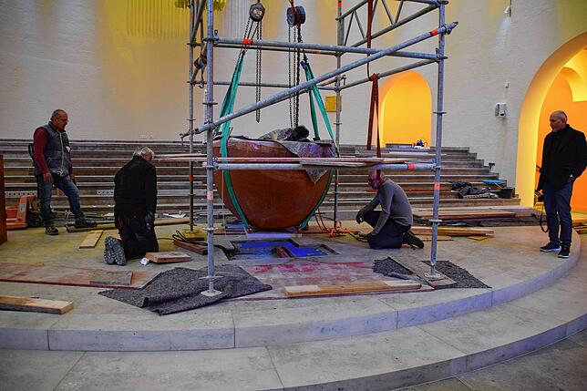 Bild 20: Uff, geschafft! Alle Bilder vom schweren Weg des 2,5 Tonnen schweren Altars in die Kirche St. Oswald
