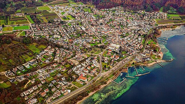 Ludwigshafen im Dezember 2022 aus der Luft. Rechts am Bildrand sind Rathaus und Hafen zu sehen.