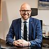 Der Sipplinger Bürgermeister Oliver Gortat an seinem Schreibtisch.