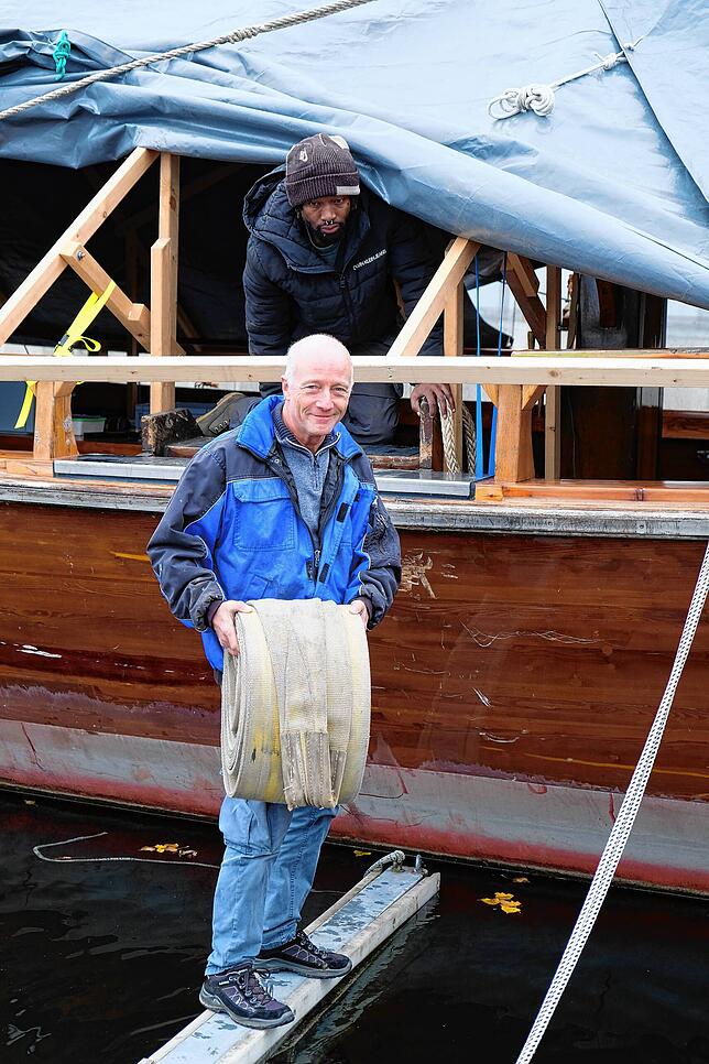 Benno Lindenkamp bringt die Gurte auf das Schiff.