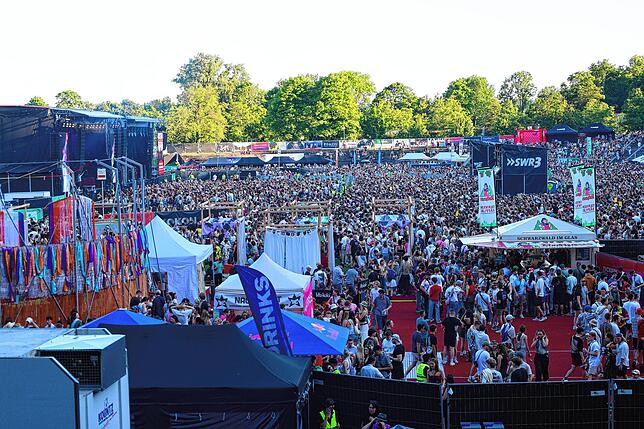 Bild 13: Festivalsommer startet – Fans feiern ausgelassen beim Campus-Festival