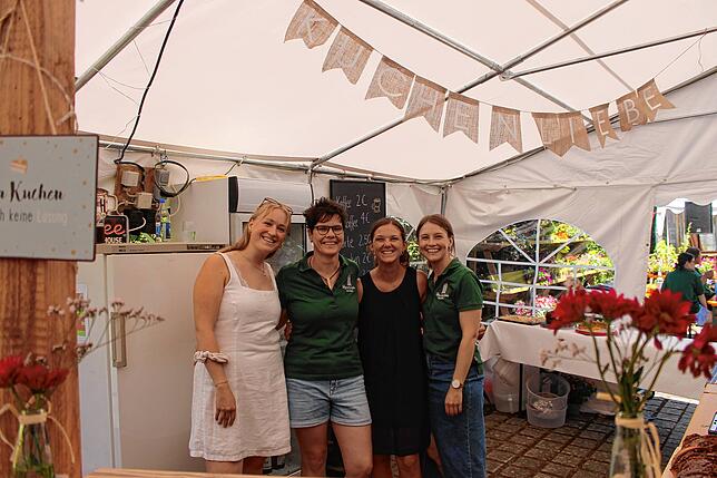 Vorsitzende Veronika Kaiser (Zweite von links) war zufrieden mit dem Blumenfestes. Dazu beigetragen hat auch ihr Kuchen-Team.