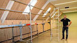 Die frisch renovierte Eschbacher Gemeindehalle: Jetzt müssen nur noch drei der fünf Dachfenster ausgetauscht werden. Im Bild ...