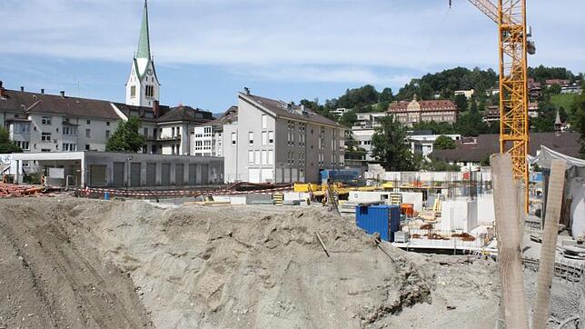 Am Rande der Feldkircher Innenstadt klafft eine riesige Baugrube. Dort entsteht derzeit ein neues Stadtquartier mit Wohn-, Büro- und ...