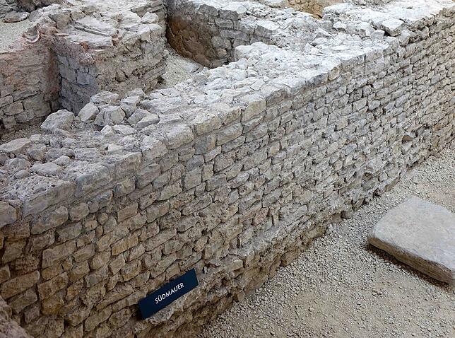 In gutem Zustand ist die hohe und breite Originalmauer mit römischem Mörtel.