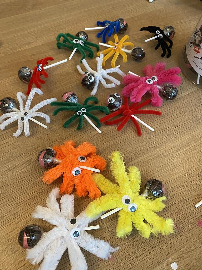 Das ist ein Teil des neuen Kostüm was am 23. Februar premiere feiert. Um welche Tiere es sich hier handelt, will die Familiengruppe ...