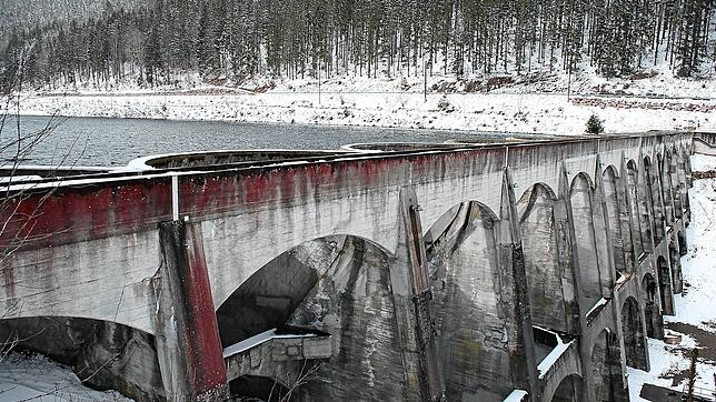 Zigtausende Kubikmeter Wasser und damit eine enorme Last stehen hinter diesen Mauern. Deswegen muss die Linachtalsperre regelmäßig ...