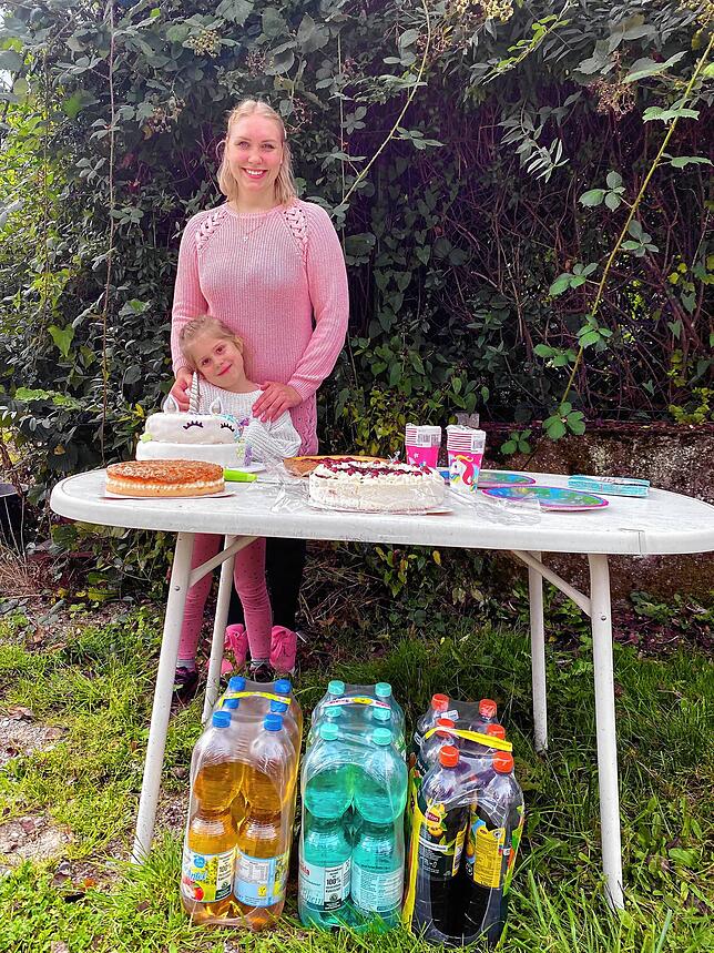 Weil ihr Geburtstagsfest am 3. Oktober wegen dem Feuerwehreinsatz nicht stattfinden kann, spendiert die kleine Luisa der Donaueschinger ...