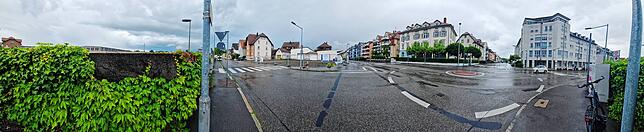 Links der historische Güterbahnhof, der zu Teilen noch als Busbahnhof genutzt wird, dann die Olgastraße mit der Baustelle und Gewerbe, ...