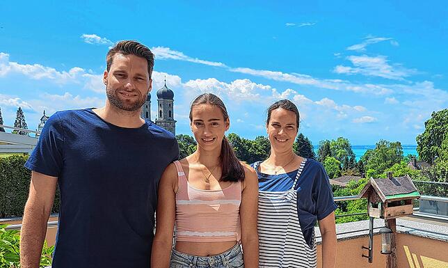 Emma Tischer mit ihren Eltern Simon und Claudia. Im August beginnt die 15-Jährige ihre Zeit beim Bundesstützpunkt Münster.