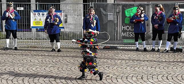Bild 18: Große und kleine Hänsele ließen die Karbatschen in Überlingen knallen
