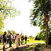Stadtpfarrer Matthias Kirner segnet das neue Kreuz beim Wehrer Ruhewald. Bild: Hansjörg Bader